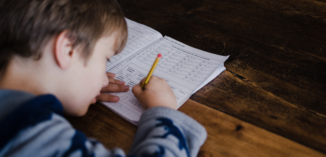 Dječak piše
